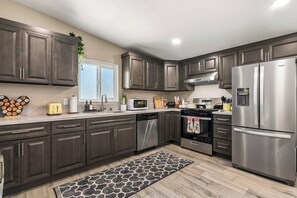 Fridge, microwave, oven, stovetop - Minutes To Disney: Magical 4-BDRM Oasis + Games/ Backyard Oasis (Anaheim)