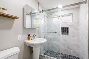 Secador de cabelo, toalhas de banho, sabonete, shampoo