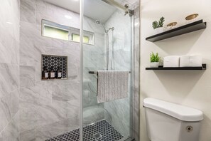 Haartrockner, Handtücher, Seife, Shampoo