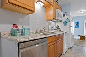 Private kitchen - Downtown Dunedin Main Street Retreat (Dunedin)