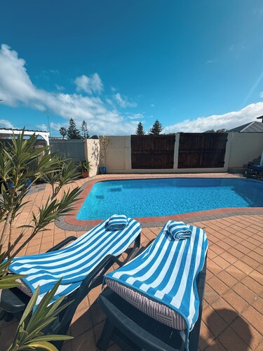 Beachfront apartment with pool, 4 minutes walk to Indian Ocean. Sleeps 6