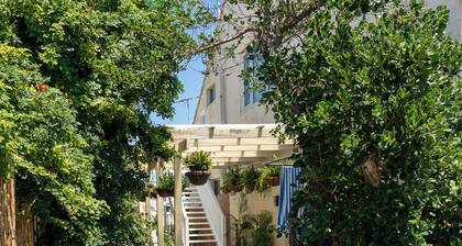 Beachfront apartment with pool, 4 minutes walk to Indian Ocean. Sleeps 6