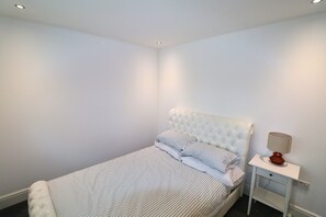 2 habitaciones y tabla de planchar con plancha 