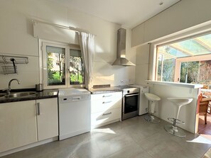 Kjøleskap, mikrobølgeovn, ovn og oppvaskmaskin