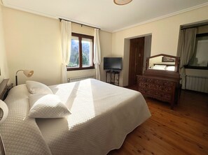 3 soverom, skrivebord, strykejern/-brett og reiseseng for barn