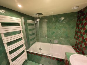 Haartrockner, Handtücher, Seife, Toilettenpapier