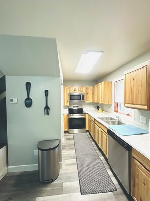 Fridge, microwave, oven, stovetop - Galina’s House (Fairbanks)