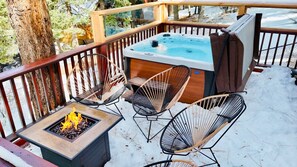 Outdoor spa tub - TreeLicious - Jacuzzi, Cozy Chalet close to Slopes (Big Bear Lake)
