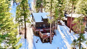 Exterior - TreeLicious - Jacuzzi, Cozy Chalet close to Slopes (Big Bear Lake)