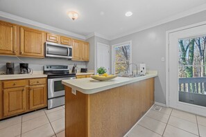 Fridge, microwave, oven, stovetop - Charming Colonial Williamsburg Cottage Home w/ add'l storage, Pet Friendly! (Williamsburg)