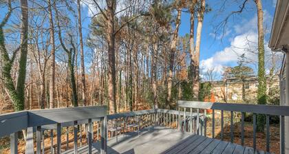 Charming Colonial Williamsburg Cottage Home w/ add'l storage, Pet Friendly!