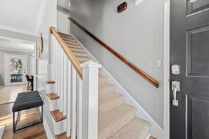 Interior - Charming Colonial Williamsburg Cottage Home w/ add'l storage, Pet Friendly! (Williamsburg)