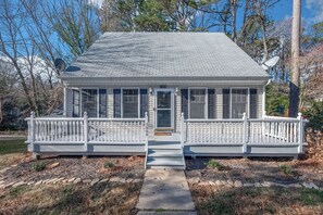 Exterior - Charming Colonial Williamsburg Cottage Home w/ add'l storage, Pet Friendly! (Williamsburg)