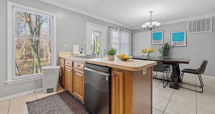 Charming Colonial Williamsburg Cottage Home w/ add'l storage, Pet Friendly!