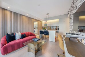 Business Suite, City View | Living area - Mövenpick Suites - Downtown Toronto (Toronto)