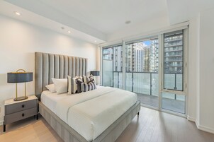 Suíte empresarial, vista para a cidade | 1 quarto, espaço de trabalho para notebook, cortinas blackout