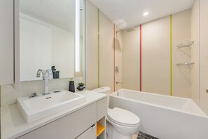 Business suite, uitzicht op stad | Badkamer | Gratis toiletartikelen, een haardroger, handdoeken, zeep