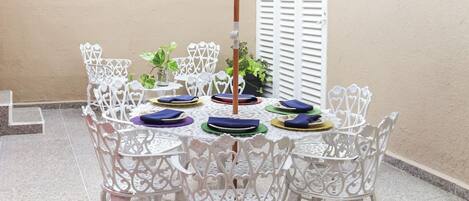 تناول الطعام بالخارج