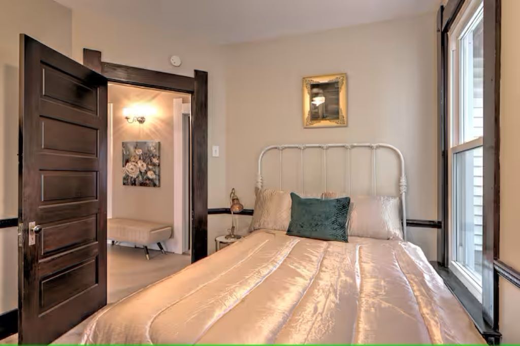 3 bedrooms, desk, WiFi, bed sheets