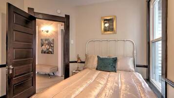 3 bedrooms, desk, WiFi, bed sheets