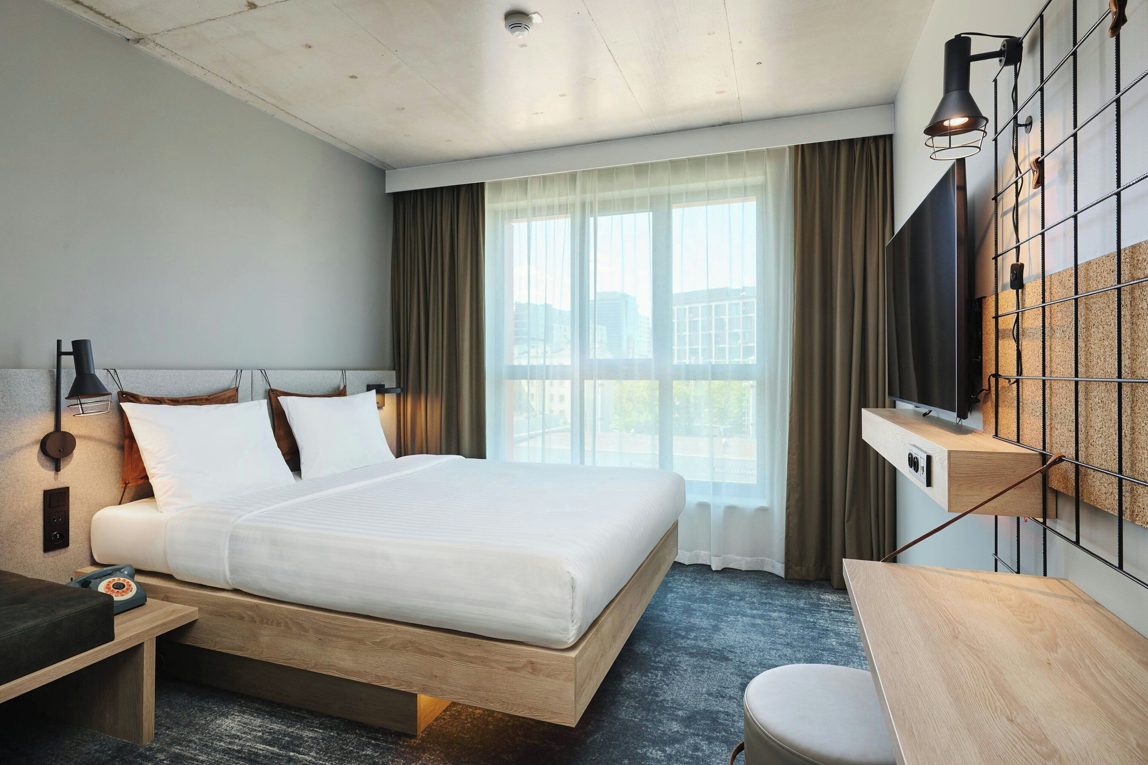 Chambre, 1 grand lit | Bureau, lit parapluie, Wi-Fi gratuit, draps fournis