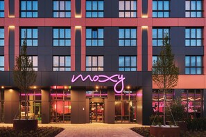 Property entrance - Moxy Warsaw City (Warsaw)
