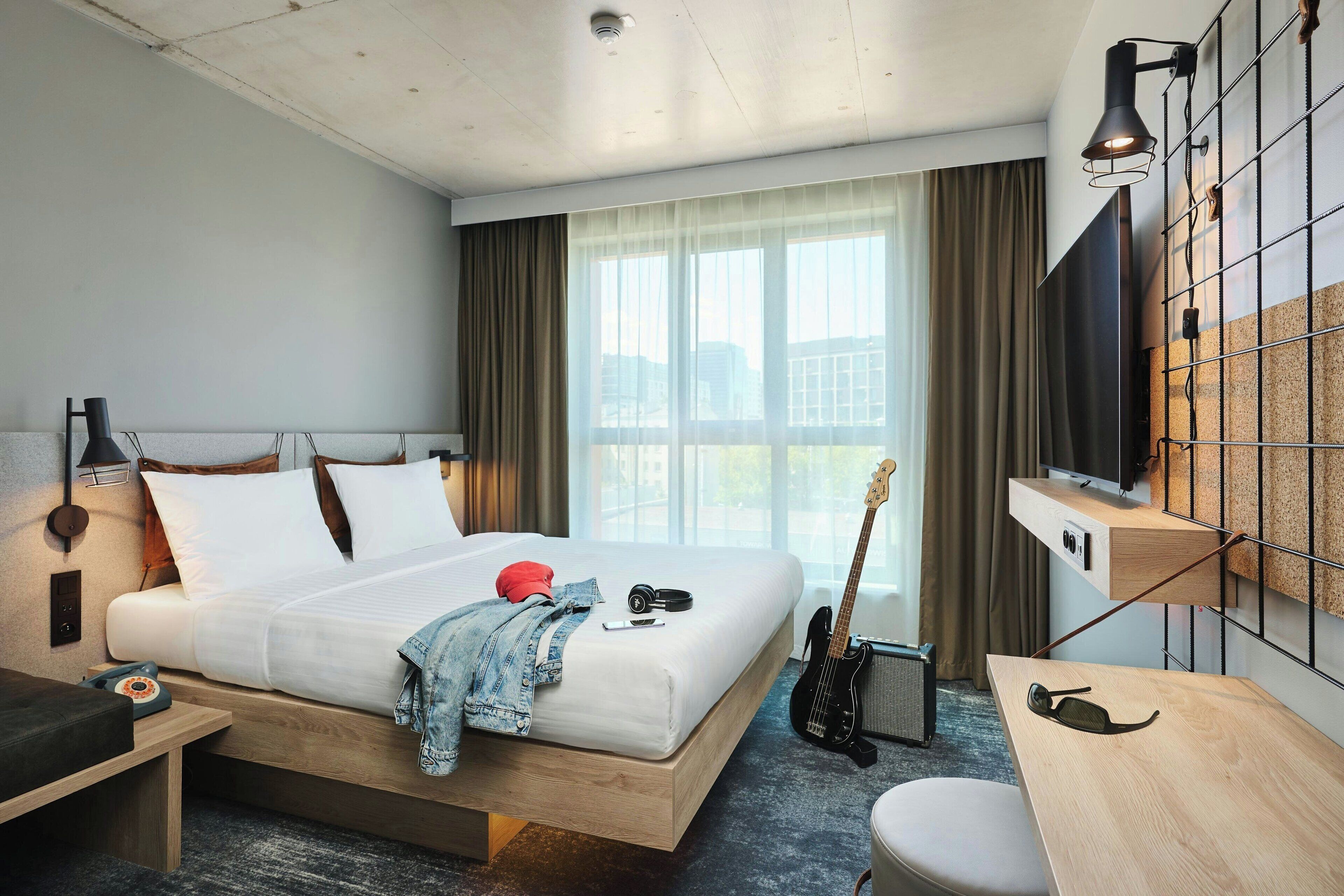 Desk, travel crib, free WiFi, bed sheets