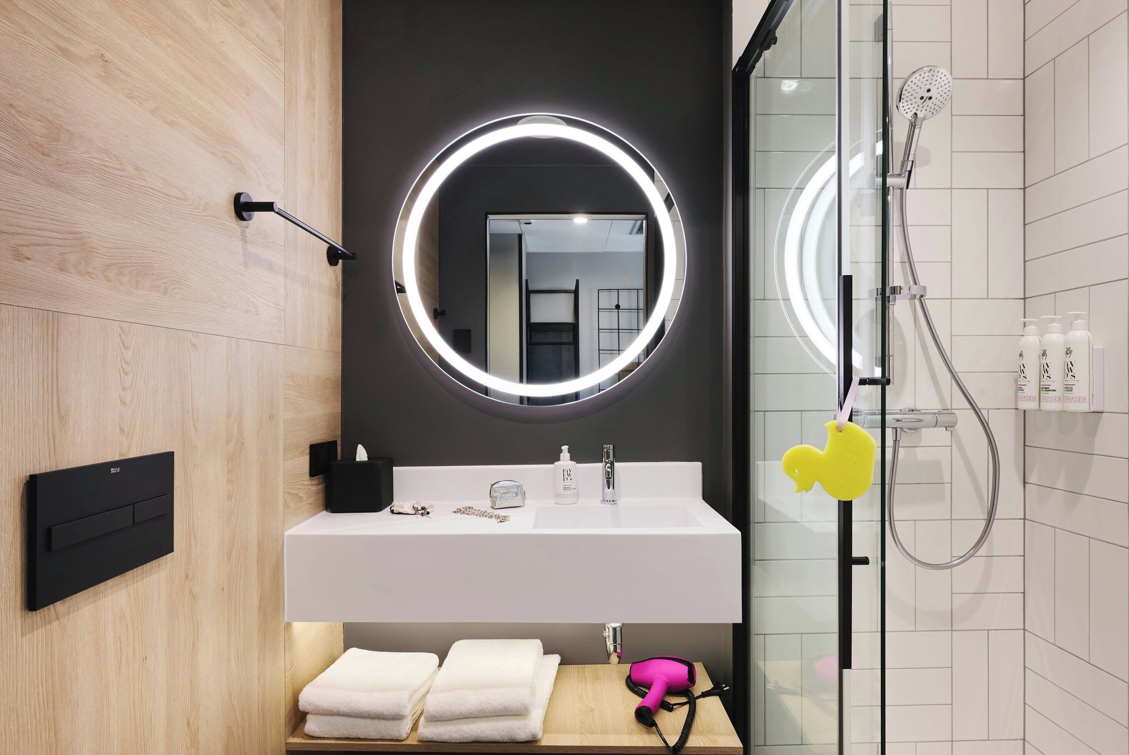 Ducha, secador de pelo, piso con calefacción en el baño, toallas