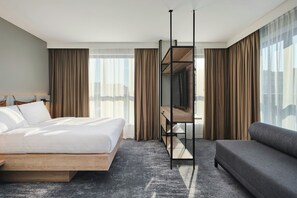 Chambre Deluxe, 1 grand lit et 1 canapé-lit | Bureau, lit de bébé portatif, accès au Wi-Fi (inclus), literie fournie