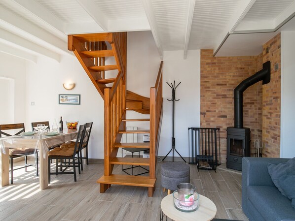 TV, fireplace