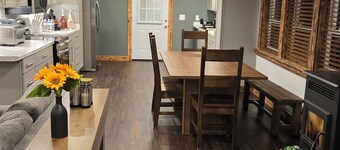 Central location. 5min from exit 32 NYS Thruway. 10min from Turning stone