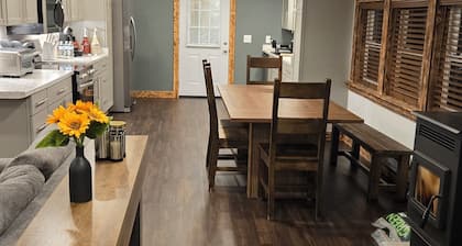 Central location. 5min from exit 32 NYS Thruway. 10min from Turning stone