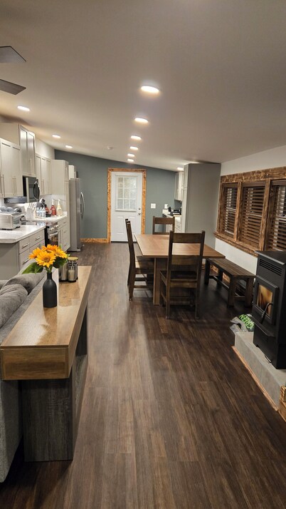 Central location. 5min from exit 32 NYS Thruway. 10min from Turning stone