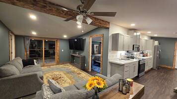 Smart-TV, Kamin, Videospiele, Tischtennisplatte