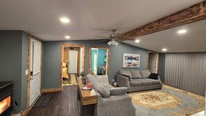 Smart TV, fireplace, video games, ping pong - Central location. 5min from exit 32 NYS Thruway. 10min from Turning stone (Westmoreland)