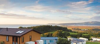 3 Bed Caravan - Sleeps 6 - Pets - Parking - Wifi