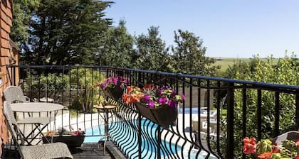 Sleeps10/18-Parking-Garden-Pool-HotTub-Balcony