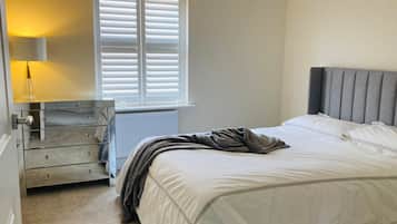 4 bedrooms, iron/ironing board, WiFi, bed sheets
