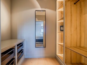 2 bedrooms, in-room safe, desk, iron/ironing board