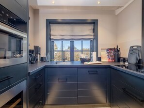 Een koelkast, een microgolfoven, een oven, een kookplaat