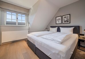 2 bedrooms, in-room safe, desk, iron/ironing board