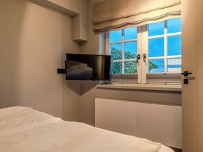 Unclassified image, 4 of 33, button