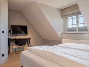 2 quartos, cofres nos quartos, escrivaninha