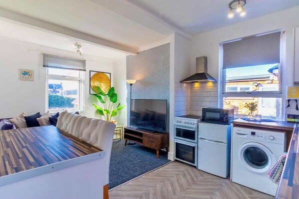 Interior - Rayleigh Retreat-Spacious Family 3 Bed Apartment (Rayleigh)