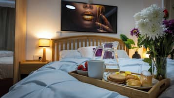 4 bedrooms, iron/ironing board, WiFi, bed sheets