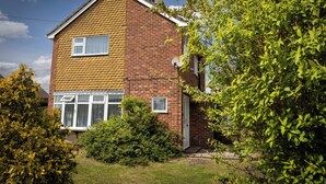 A two-story house with a brick exterior and a yellow-tiled roof. - Norwich - House - Sleeps 7 - Parking - Garden (Norwich)