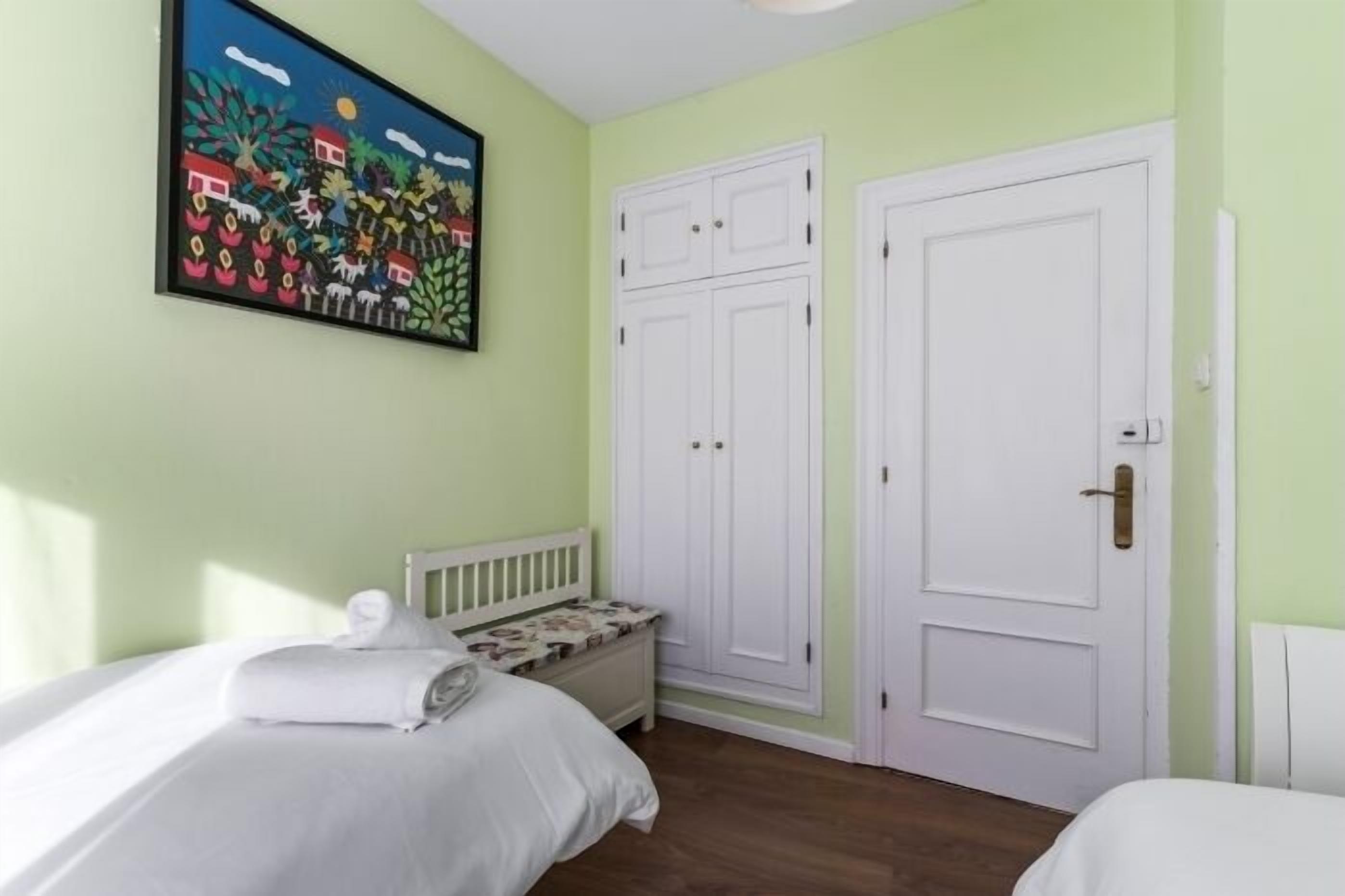 4 chambres, fer et planche à repasser