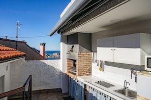 Coffee/tea maker, fridge, microwave, oven - La Terraza de Ribadesella - country house in Ribadesella, Northern Spain (Ribadesella)