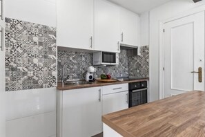 Coffee/tea maker, fridge, microwave, oven - La Terraza de Ribadesella - country house in Ribadesella, Northern Spain (Ribadesella)