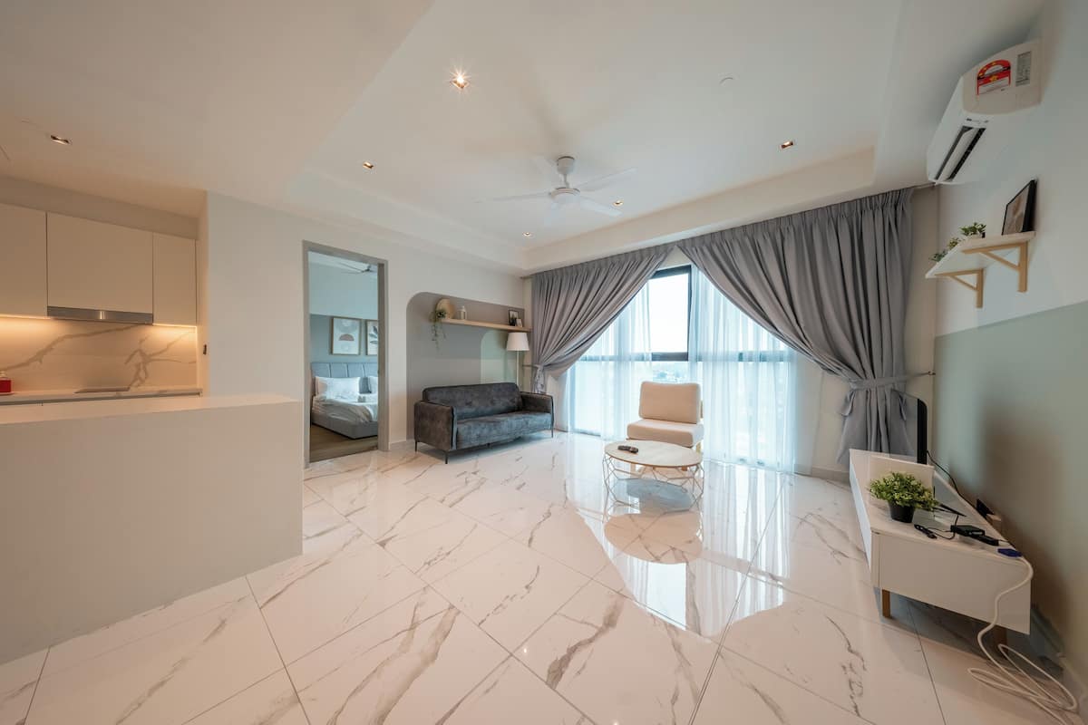 Appartamento Deluxe, 2 camere da letto | Area soggiorno | TV a schermo piatto
